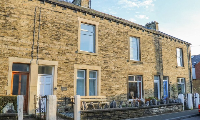 Giggleswick Cottage | RIBBLESDALE COTTAGE, pet friendly, with a garden in Settle