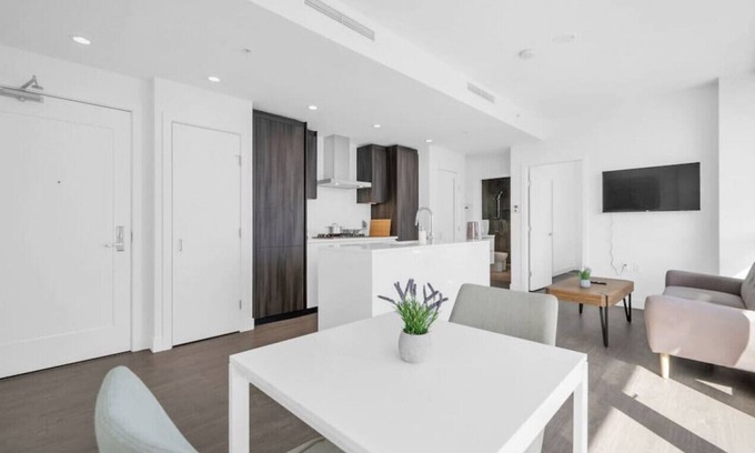 Richmond City Centre Apartment | Richmond Center 1BE+1BA Condo/Gym/Sauna