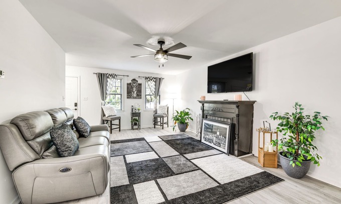 East Highland Park House | Richmond Home w/Deck: 1 Mi to Richmond Raceway!