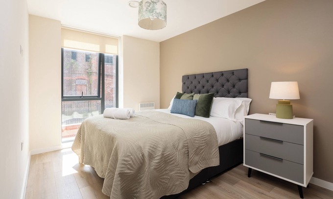 Everton Apartment | Richmond Row Liverpool City Apartment | Secure Parking & EV |