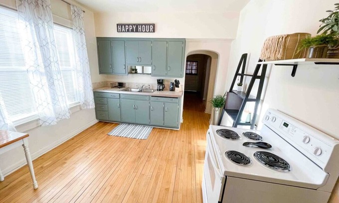 Ironwood House | Ridge Street Cottage for Traveling Professionals 1