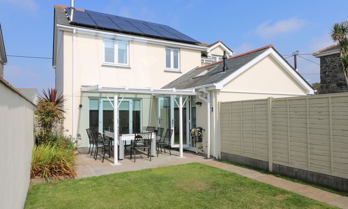 Mullion Cottage | RIDGEBACK HOUSE, family friendly, with a garden in Helston