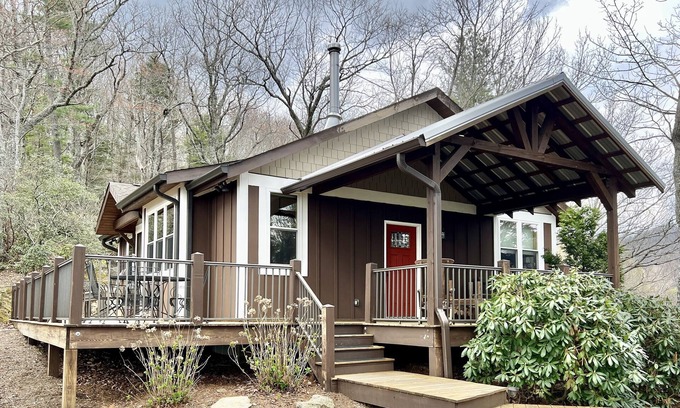 Apple Ridge Cottage | Ridgecrest Cabin Blowing Rock NC Mountain views