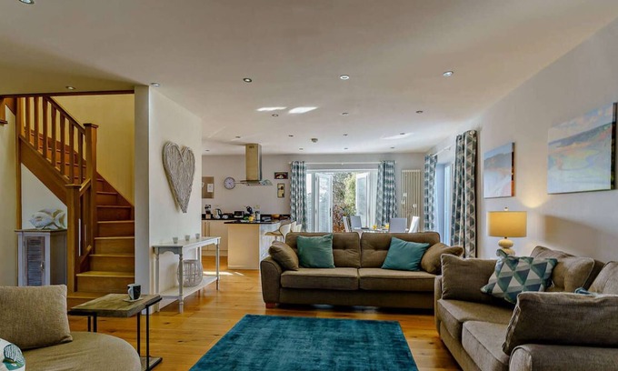 Bishopston House | Ridley Way in the beautiful Swansea
