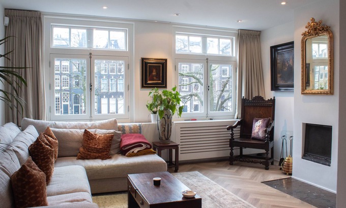 Canal Ring Condo | Right in the Centre of Town -on the Canal Near the Flower Market and Leidseplein