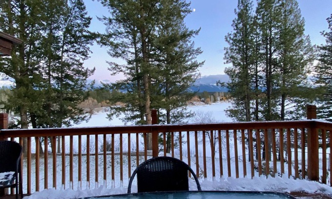 East Kootenay Cottage | Right on Beautiful Baynes Lake. Pet Friendly. A/C