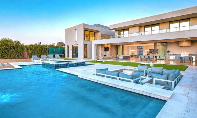 Central Scottsdale House | Ritz Scottsdale: Where Modern Elegance Meets Backyard Recreation Bliss