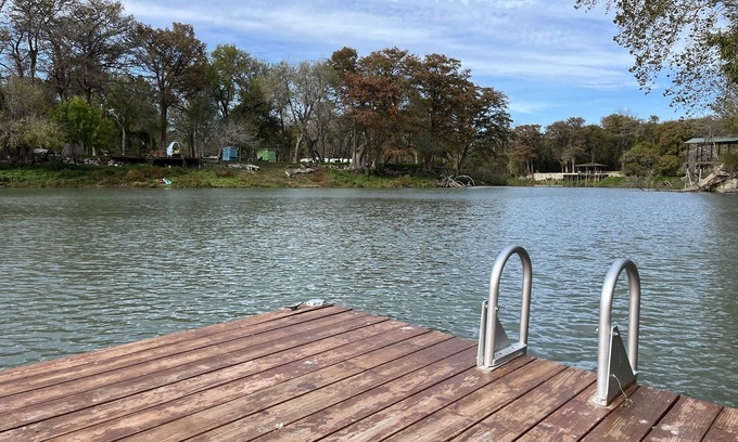 Seguin Cabin | River Getaway/Fishing Dock/Kayaks/Fast Wifi