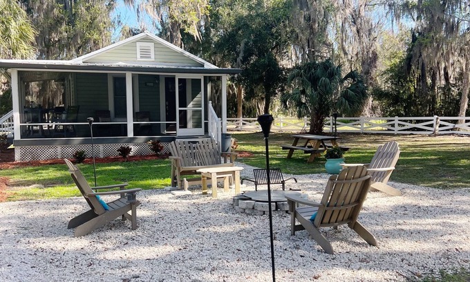 Crescent City Cottage | River Guest Cottage. Bring Your Boat
