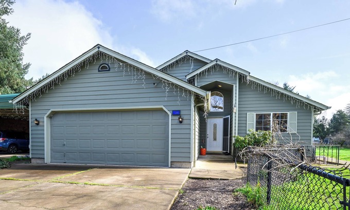 Central Oregon House | River House: country living close to everything!