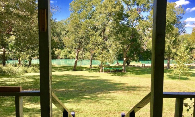 Martindale House | River House | Sleeps 8 | WiFi | San Marcos River