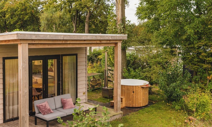 Zuna Resort | River lodge with hot tub | 4 people