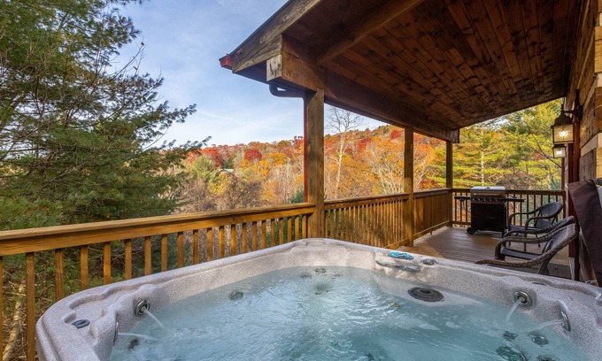 Boone Cabin | River Ridge - 3 story log cabin with Hot Tub - Pet Friendly - Walk to the New River