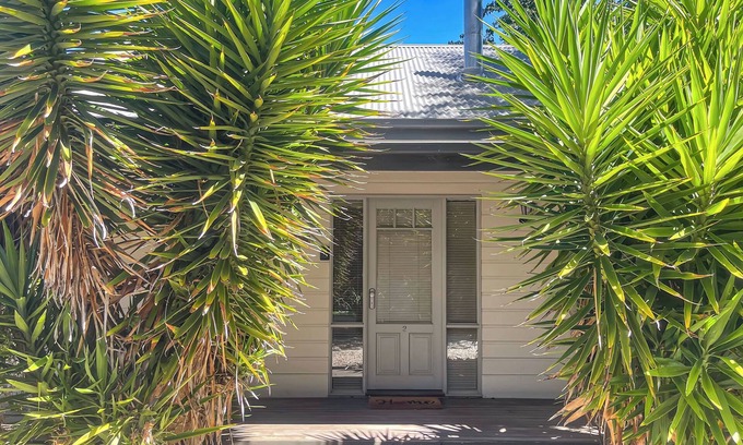 Jamieson Cottage | River Rock Cottage Centrally located and Dog friendly