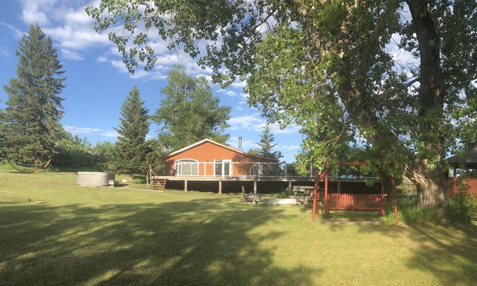 Turner Valley House | River Rock Retreat - Family & Groups - Southern Alberta, Turner Valley, Alberta