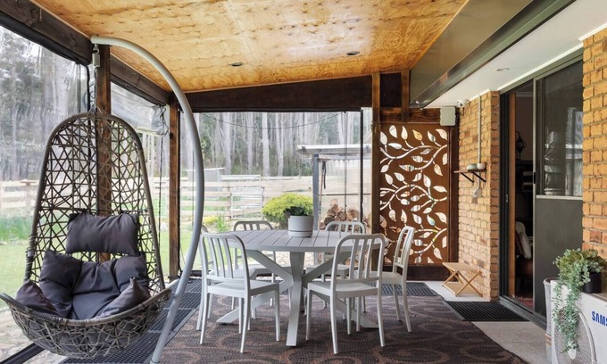 Longley House | River Rock Retreat Relaxing Country Spa Seclusion