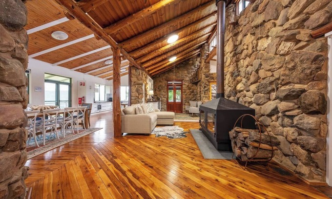 Riverlea House | River Stone Mudgee Luxury Eco Estate in the Hills