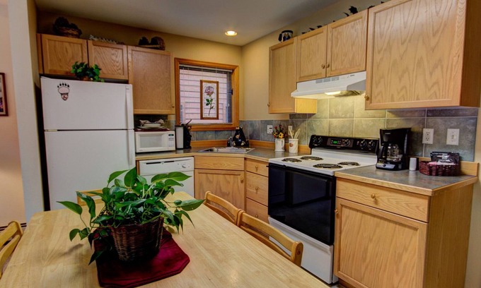 Fall River Estates Condo | River Stone Resorts & Bear Paw Suites