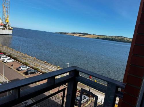 Dundee Apartment | River View Apartment - Central Dundee - Free Private Parking - Sky & TNT Sports - Lift Access - Superfast WIFI - Quiet Neighbourhood - 2 Bathrooms - Amazing Views - Balcony & Courtyard - Long Stays Welcome