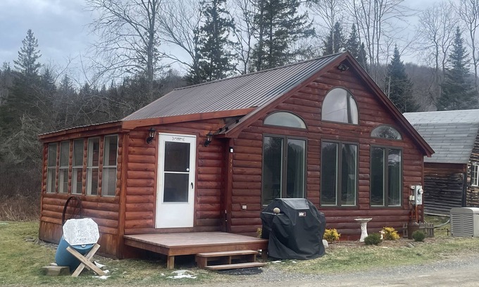 Pittsburg House | River view cabin Direct Snowmobile Access