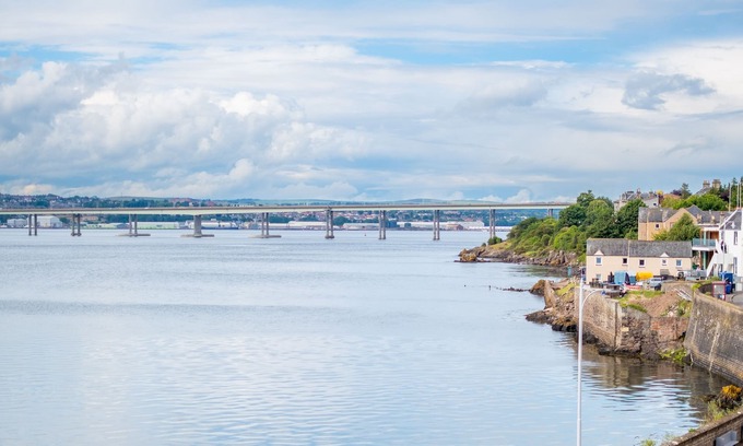 Newport-On-Tay Cottage | River View Cottage with Hot Tub, nr St Andrews