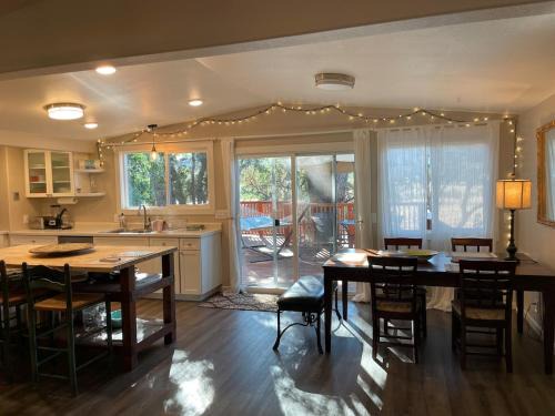 Middletown House | Riverbed House with hot tub