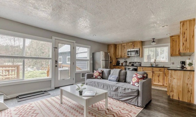 Zigzag Cabin | Riverbend Cabin Hot Tub, River Front Dog Friendly