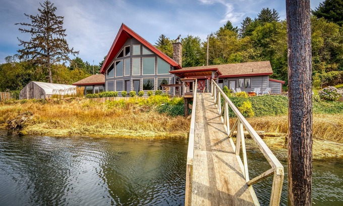Kernville House | Riverfront 3BR w/Dock—Siletz Sanctuary II 30+ Nights Lincoln City & Depoe Bay