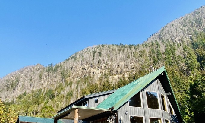 Zeballos House | Riverfront Cabin in Zeballos - Fish & explore the West Coast