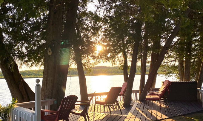 Hastings Cottage | Riverfront cottage getaway