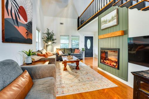Thomaston House | Riverfront Cuero Vacation Home with Spacious Deck!