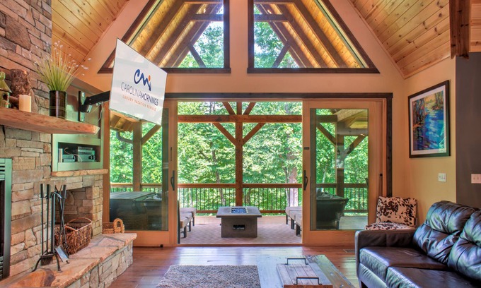 Burnsville Cabin | Riverfront Luxury Lodge w/Hot Tub + Biltmore Pass | Pet-Friendly Paradise
