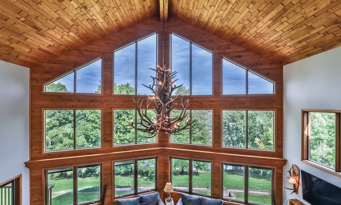 Day House | Riverfront Luxury with 5 bedrooms & Private Pool! 35 Minutes to Granite Peak!