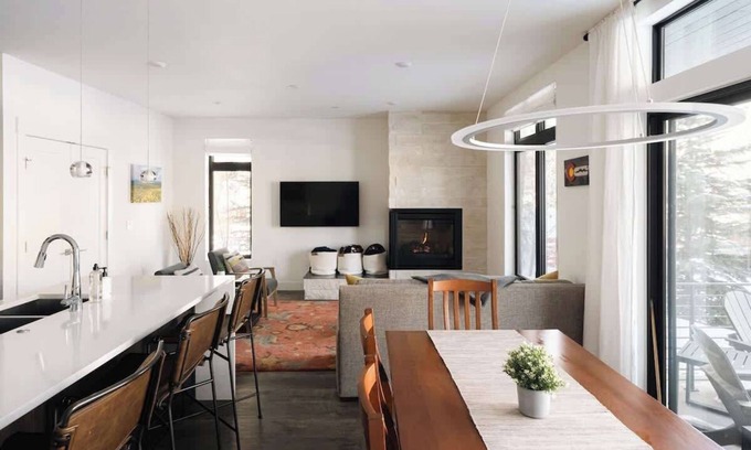 Silverthorne Condo | Riverfront Patio - Hot Tub - Luxe Silverthorne
