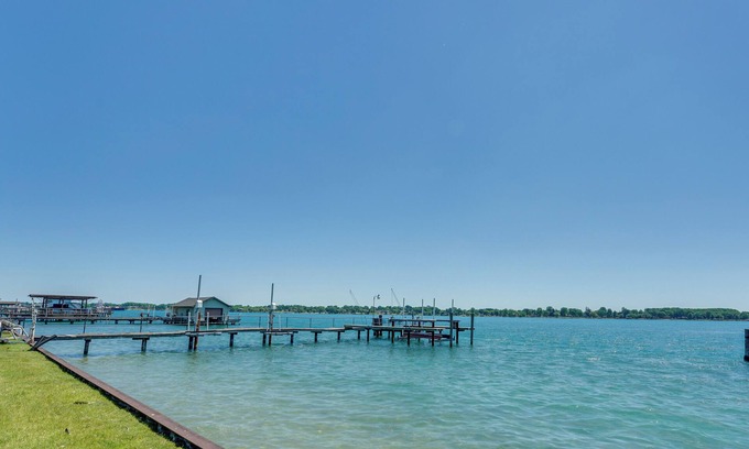 St. Clair House | Riverfront St Clair Home - Walk to Downtown!