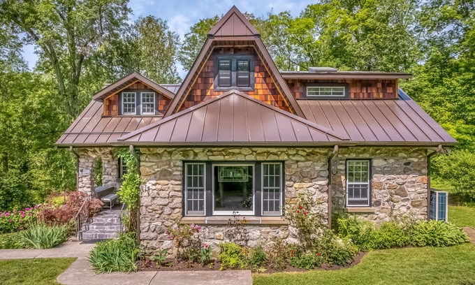 Gardiner House | Riverfront stone cottagenPrivate dock & boatsnPersonal spanprivate resort