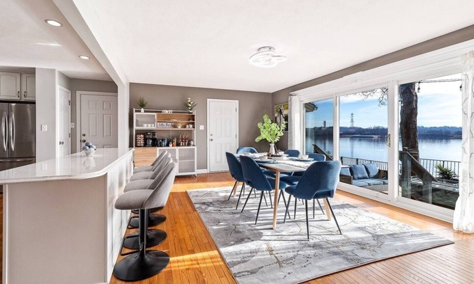 Jeffersonville House | Riverfront Symphony*Newspaper featured*HotTub*Theater*Pets*Luxe Amenities*Views
