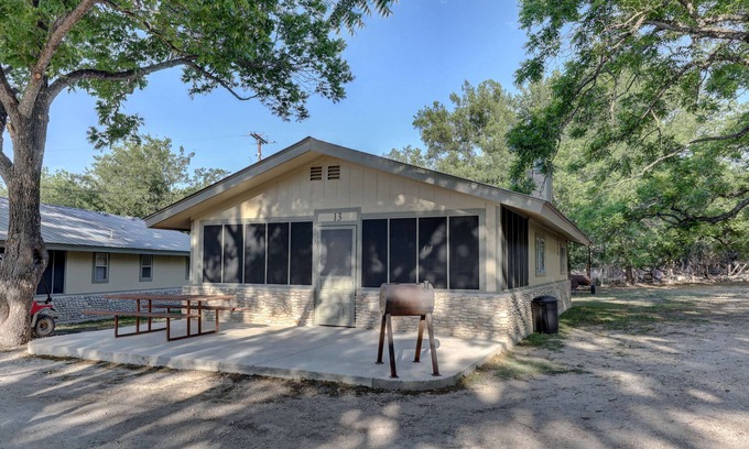 Hunt Cabin | Riverfront vacation cabin w kayaks - Hunt, TX