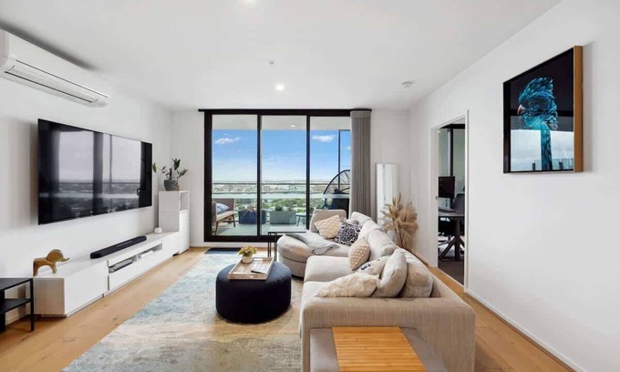 Footscray Apartment | Riverina - Ultimate Footscray Getaway with parking!