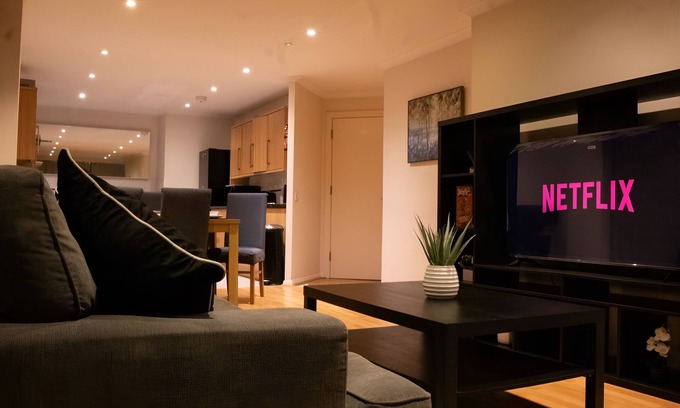 Rotherhithe Apartment | Riverside 3 Bed 2 Bath Apartment | Free Parking