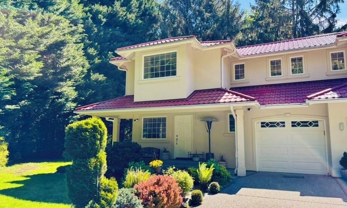 Riverbend House | Riverside Bliss: Cozy Beds, Fireplace & Gbit WiFi