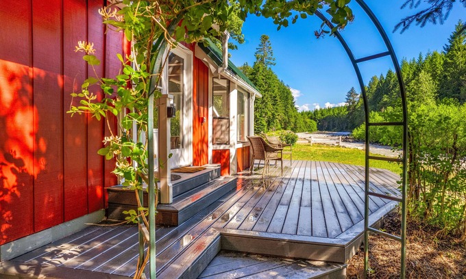 Greenwater Cottage | Riverside cabin near Mount Rainier with hot tub!