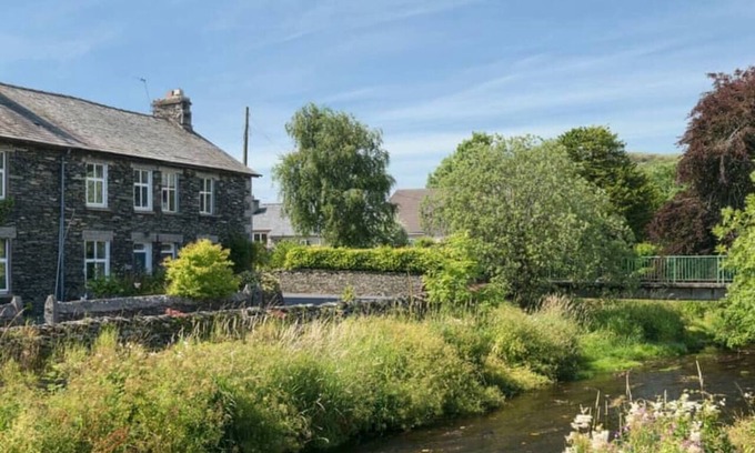 Staveley House | Riverside Cottage with secure bike storage