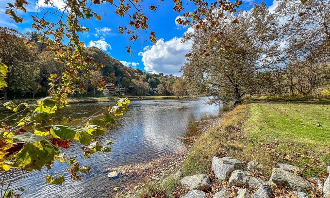 Piney Creek Cabin | Riverside Escape Too: 4 BR, 2.5 BA Cabin/Bungalow in Piney Creek, Sleeps 8