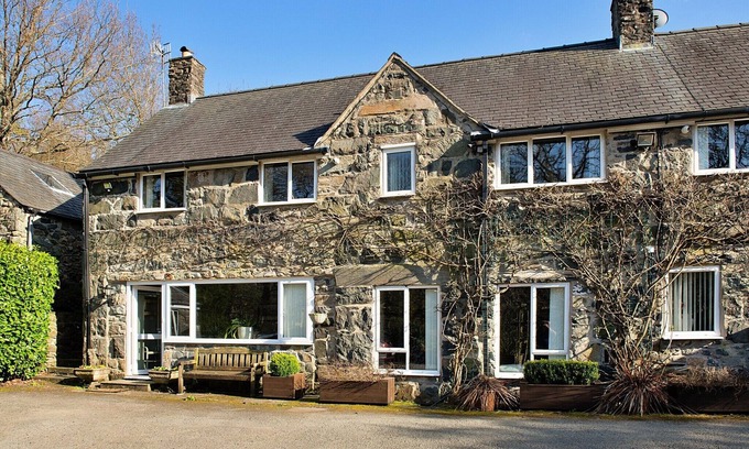 Dolgellau House | Riverside holiday home in Dolgellau, No Deposit