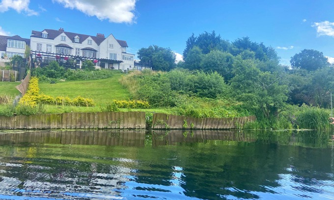 Offenham Cottage | RIVERSIDE MANOR, pet friendly, character holiday cottage in Evesham