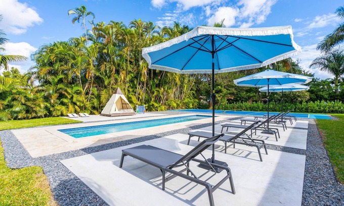 Golden Glades House | Riverside Oasis w/Pool & Pickleball Court