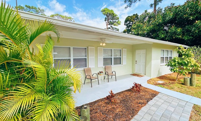 Edgewater House | Riverside Retreat - 3 Kayaks, minutes from the beach, shops and great food!