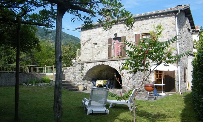 La Souche House | Riverside Retreat in La Souche