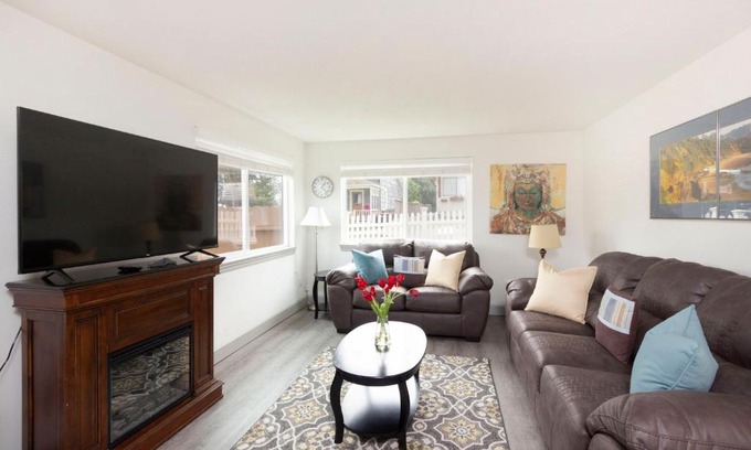 Seaside Apartment | RIVERWALK SEASIDE- Walk to beach, One level home, pet friendly